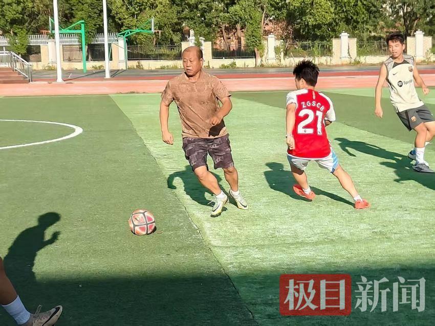 他们正用自, 乡村足球的