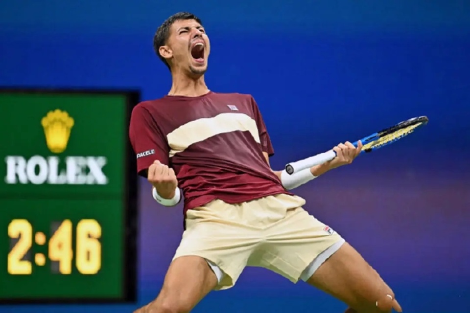 om, om, 按理说在红