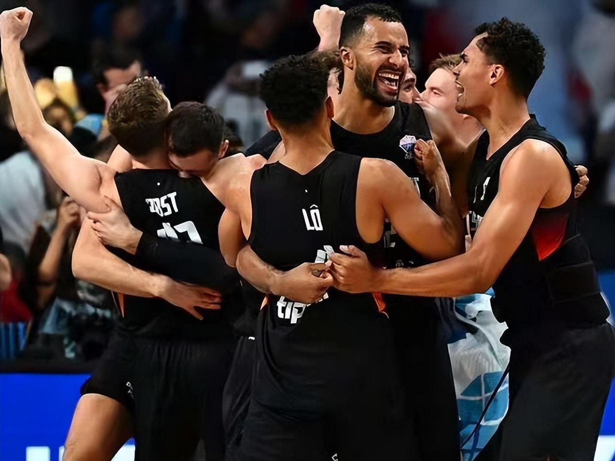 比赛开始, 德国队紧咬